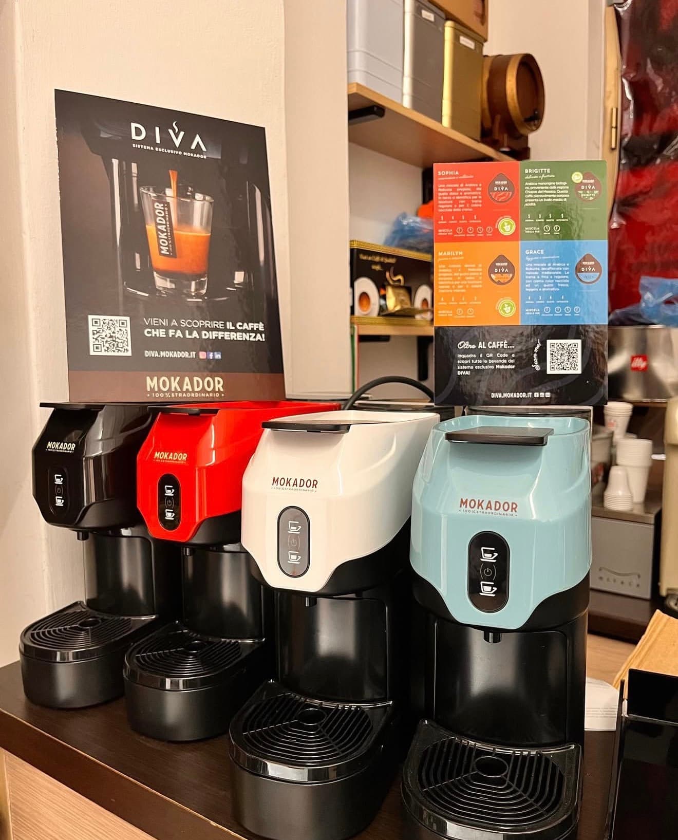 Macchine Mokador Diva colorate in esposizione