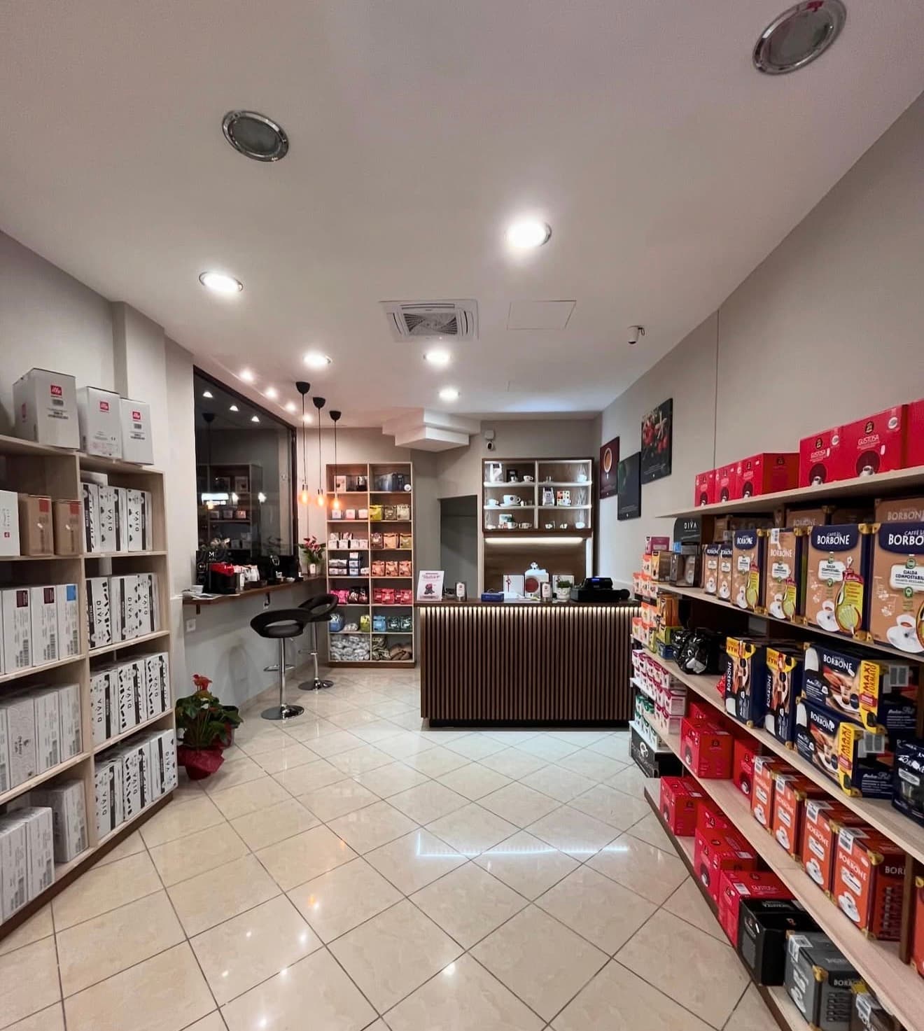 Negozio Espressamente — panoramica con bancone e scaffali