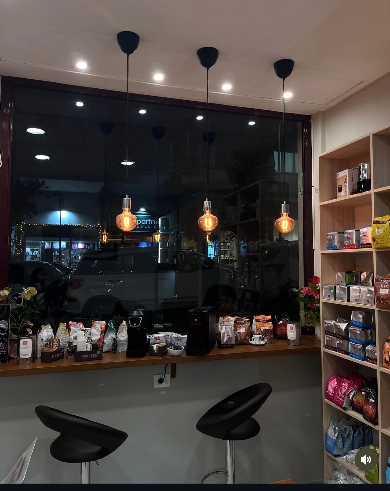 Vetrina Espressamente con prodotti in esposizione