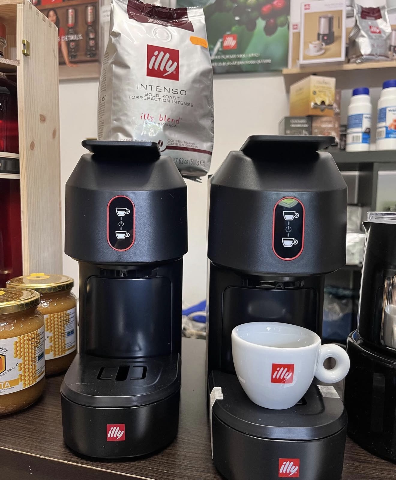 Macchine illy in esposizione nel negozio